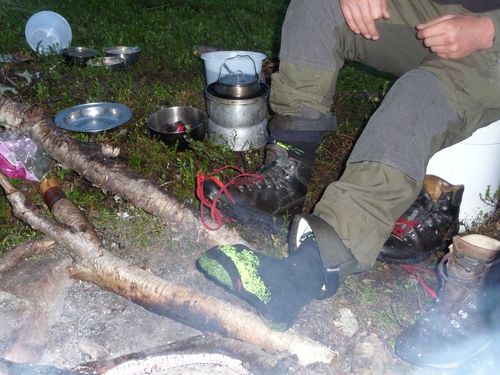 Schuhe-trocknen-Lagerfeuer